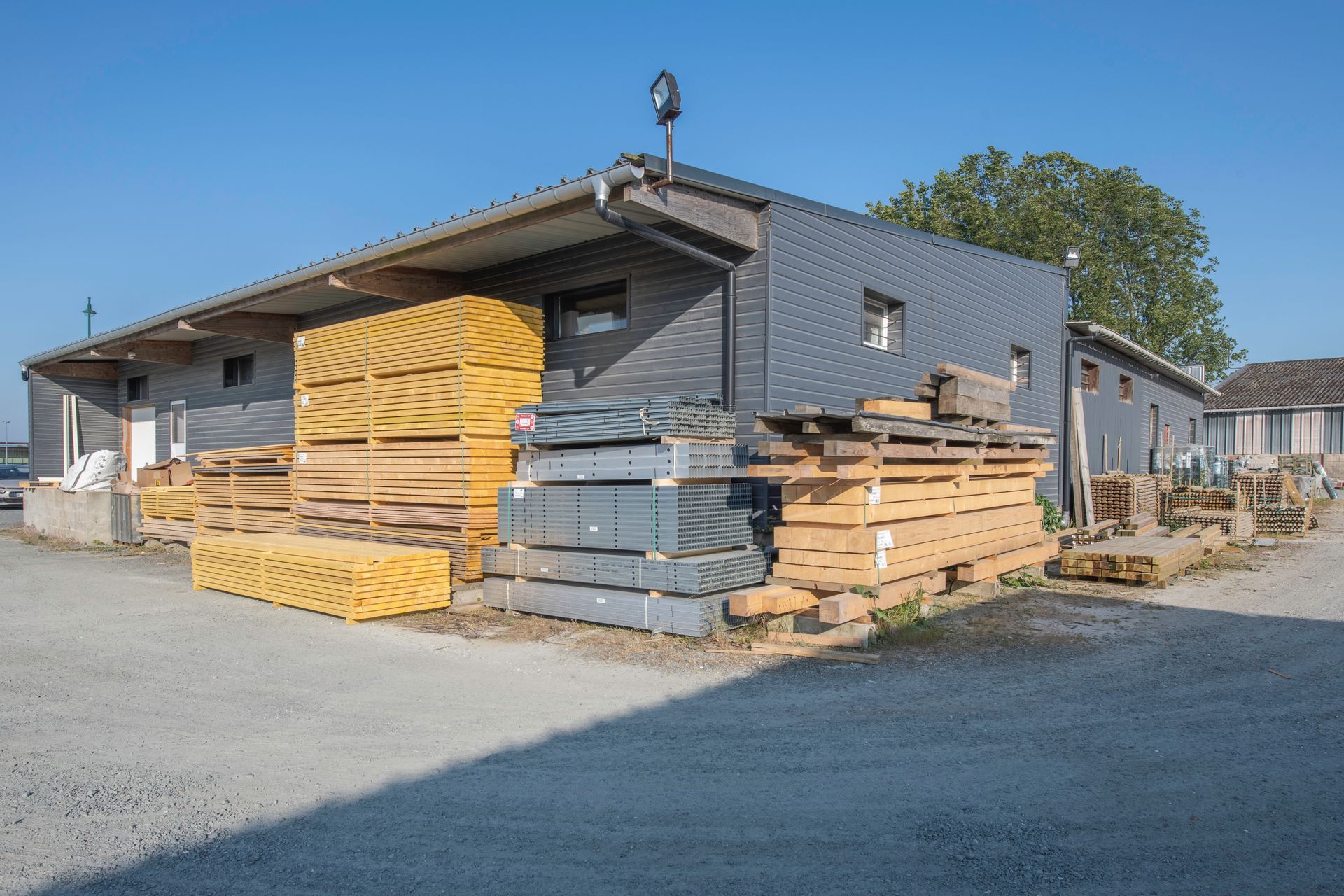 Panneaux de bois devant l'entrepôt Facomat