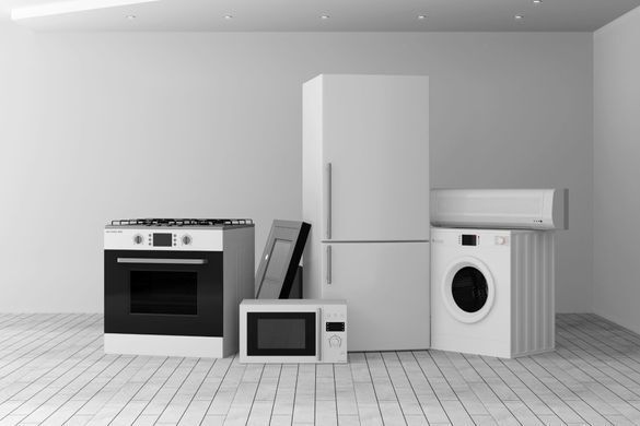 Küchengeräte auf einer Küchenanrichte