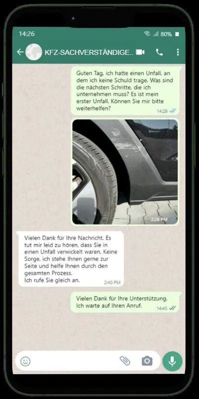 Screenshot eines WhatsApp-Chats über einen Autounfall, der Nachrichten und ein Foto des Fahrzeugschadens zeigt.