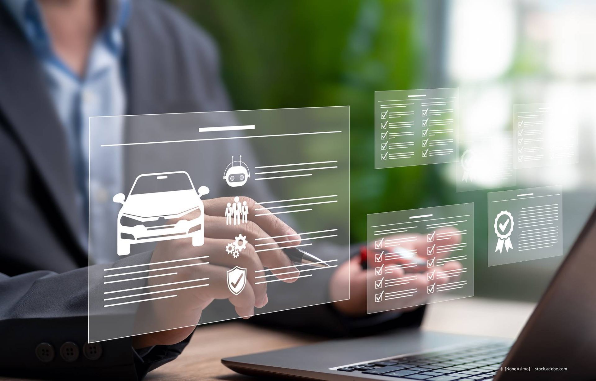 Eine Person interagiert mit der digitalen Fahrzeugschnittstelle auf einem Laptop.