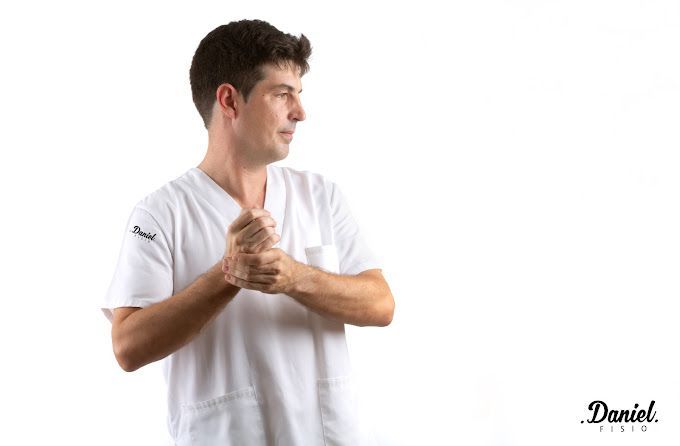Un hombre con una camisa blanca con Daniel escrito en ella.