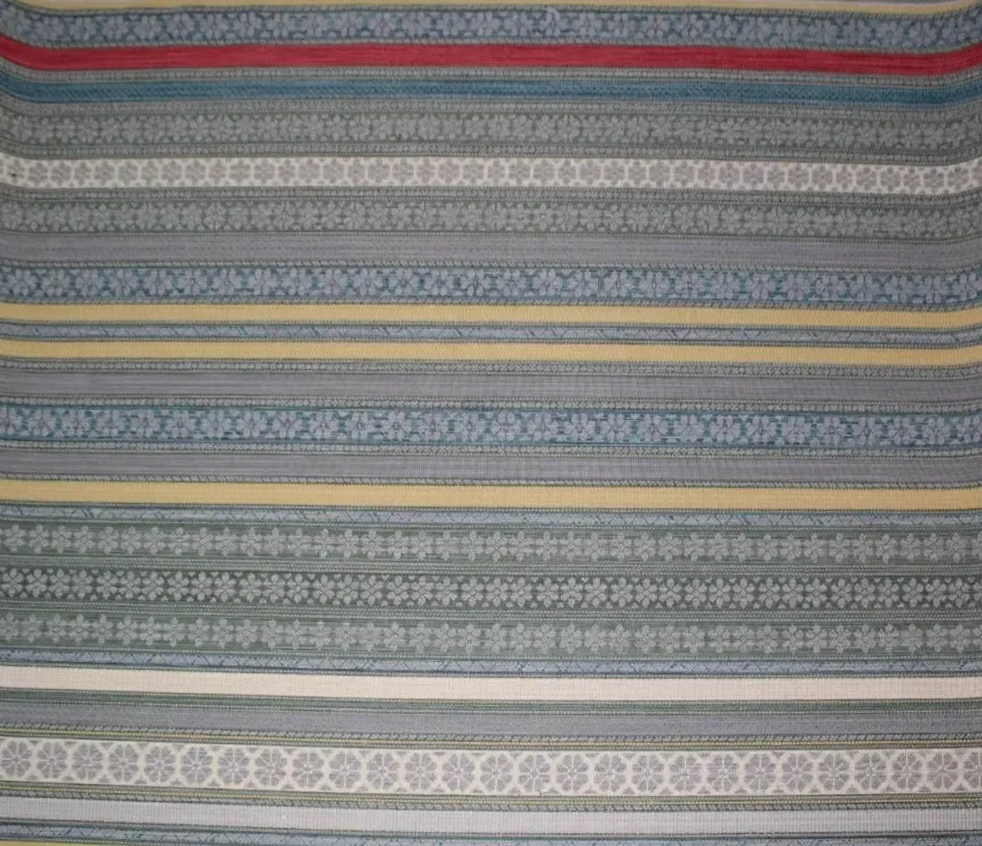 Un estampado de tela con rayas horizontales en tonos grises, azules