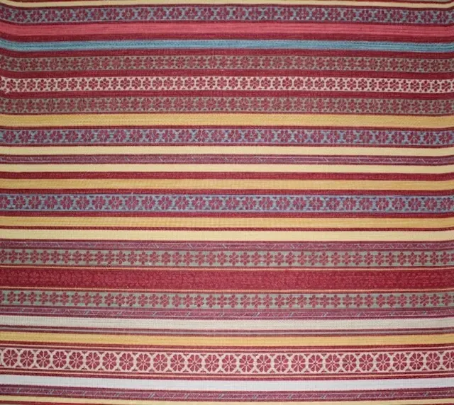Un tejido con bandas horizontales que forman patrones repetitivos en rojo, dorado, morado y crema.