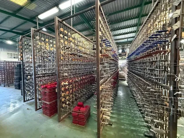 Un pasillo de fábrica con altas estanterías