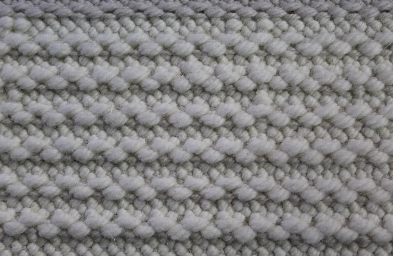 Una alfombra roja con intrincados estampados florales en negro, verde y azul