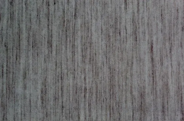 Un fondo de tela texturizada con rayas verticales alternas de color gris claro y gris parduzco oscuro.
