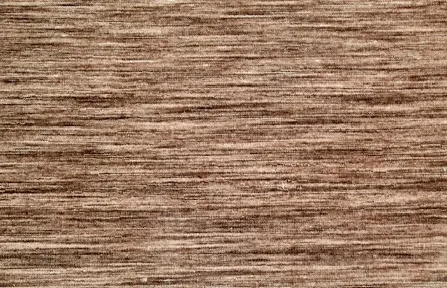 Una alfombra roja con intrincados estampados florales en negro, verde y azul