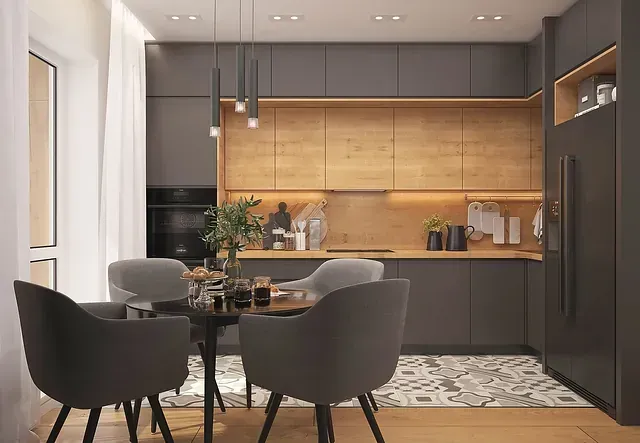 Una cocina con una mesa de comedor y sillas.