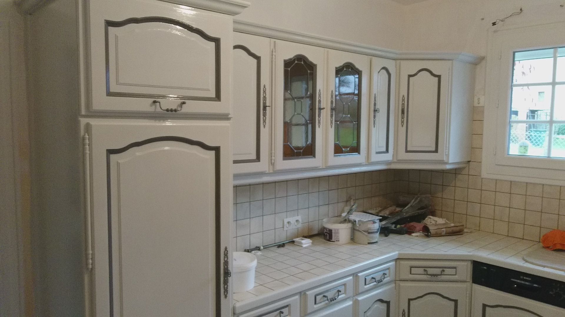 Meubles de cuisine repeints en blanc