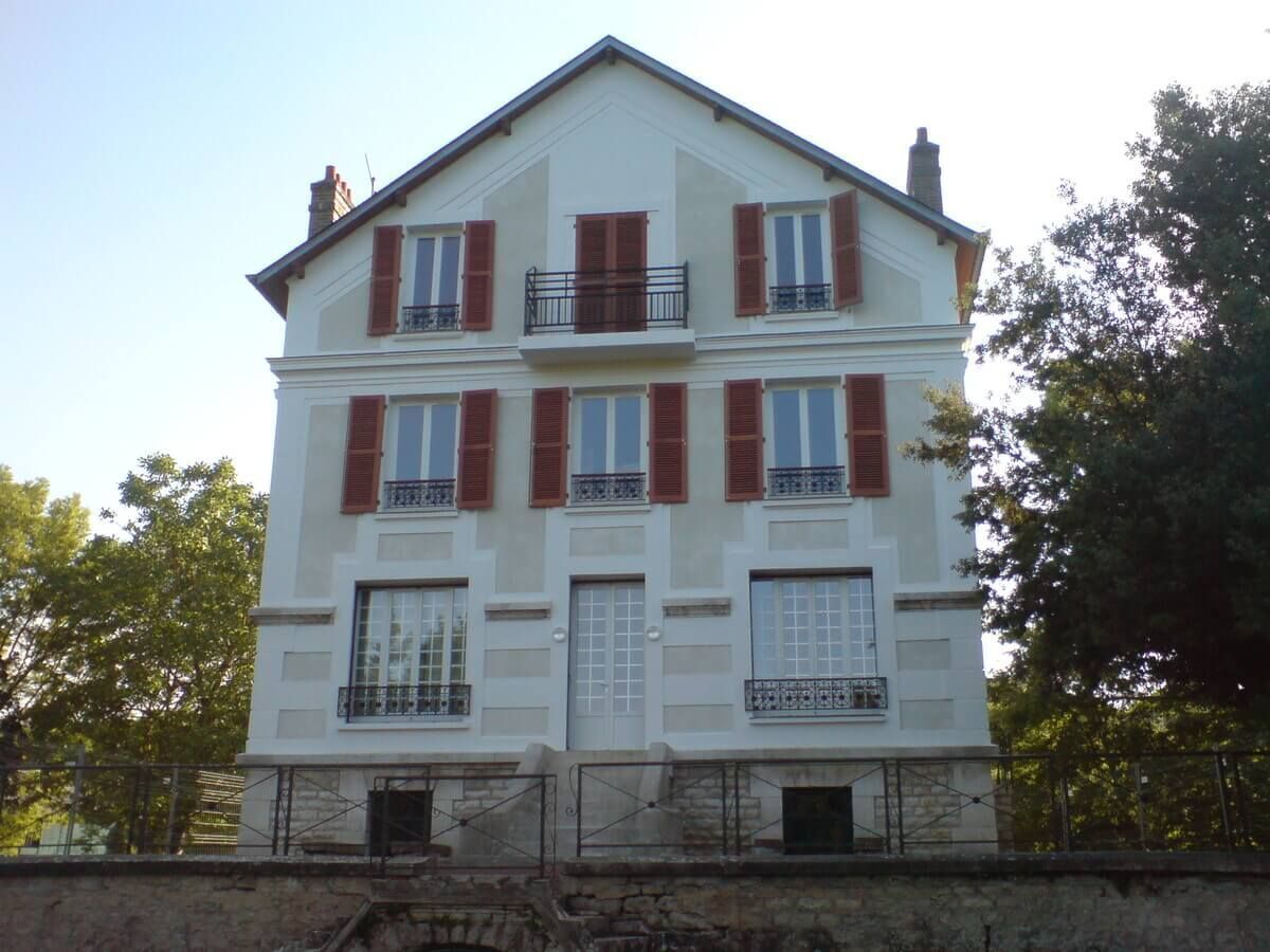 Une grande maison familiale entièrement ravalée
