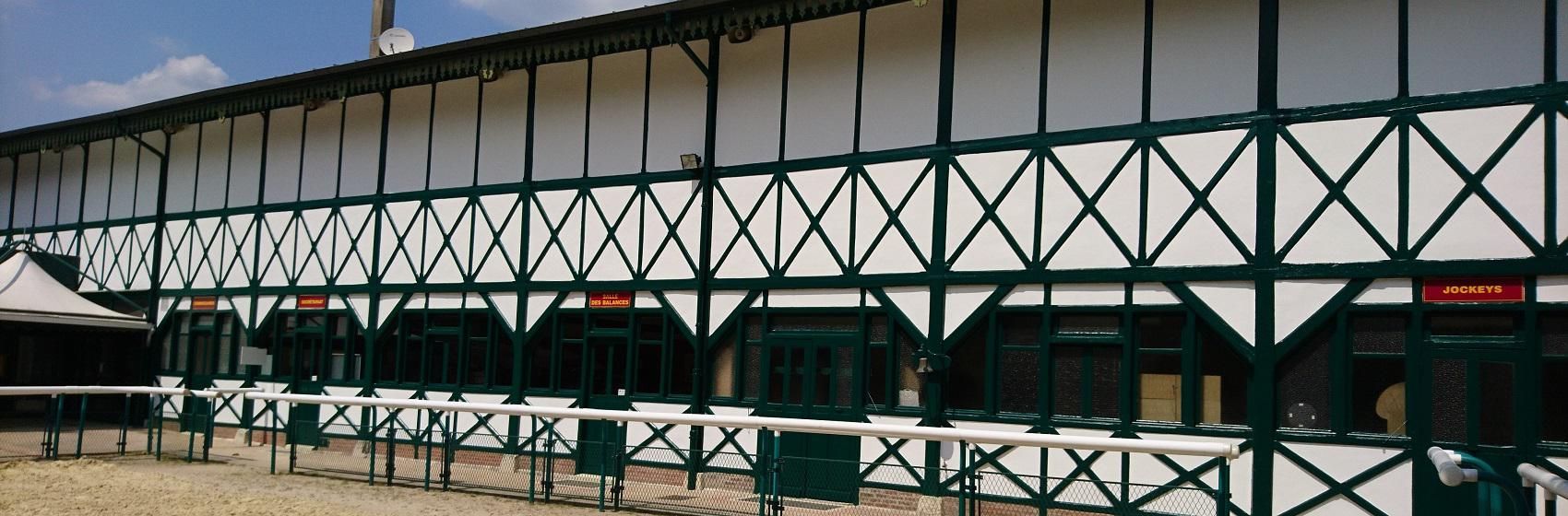 Ravalement de la façade d'un grand hyppodrome