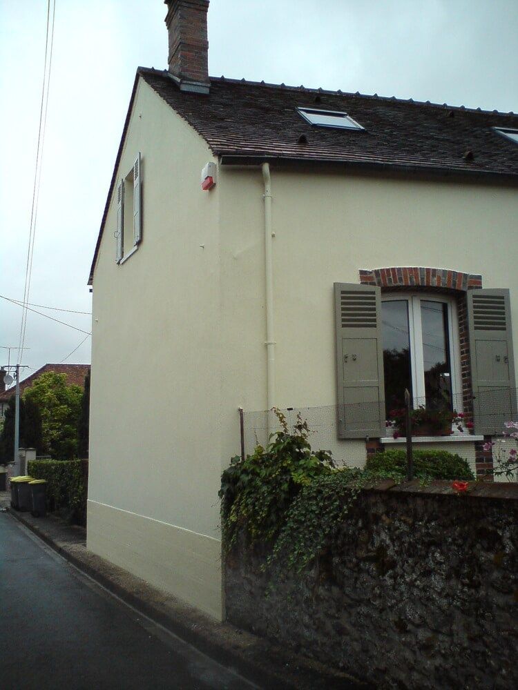 Maison familiale à la façade claire