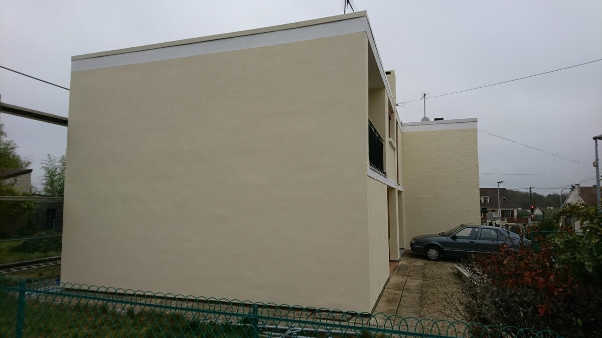 Maison familiale à la façade claire vue de côté