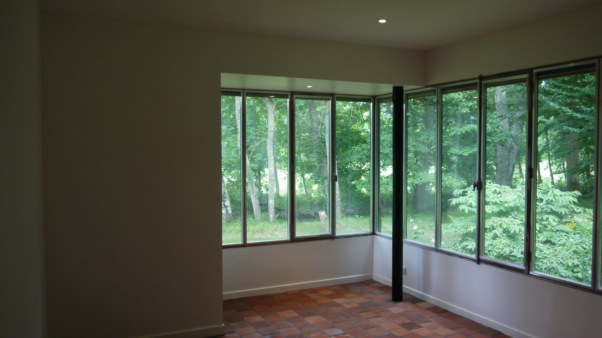 Mur de maison avec plusieurs fenêtres