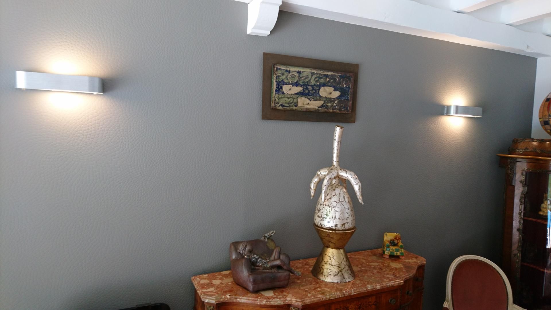 Maison familiale à la façade claire vue de côté