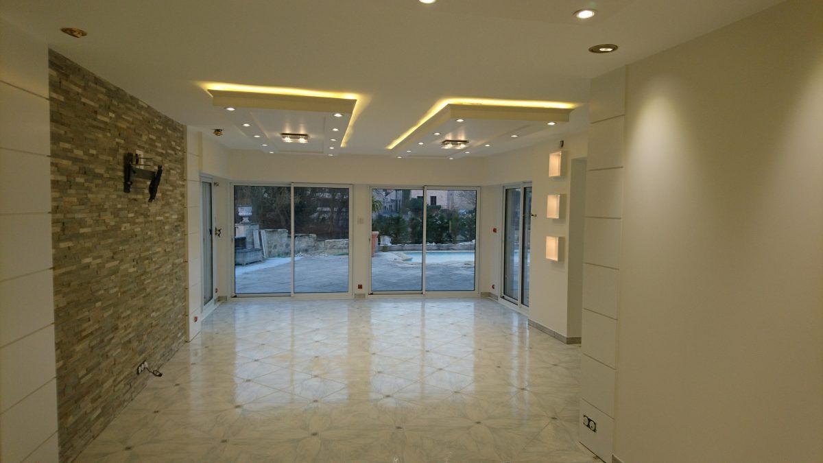 Grand hall avec plusieurs portes vitrées