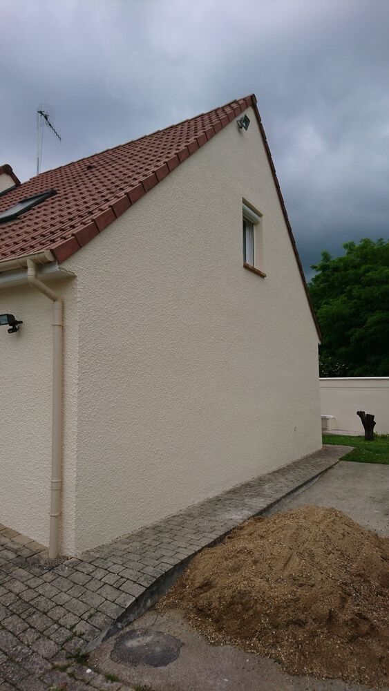 Une maison pavillonnaire ravalée en couleur claire