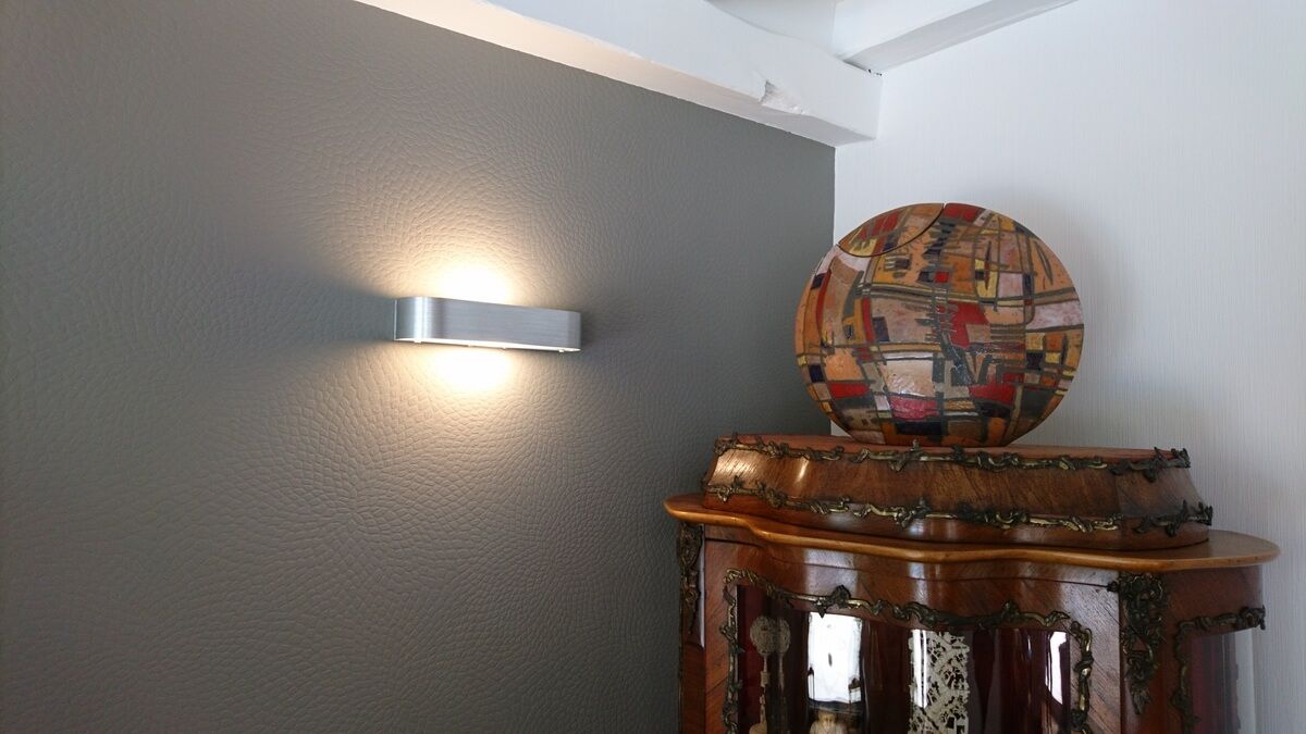 Un mur intérieur avec revêtement gris