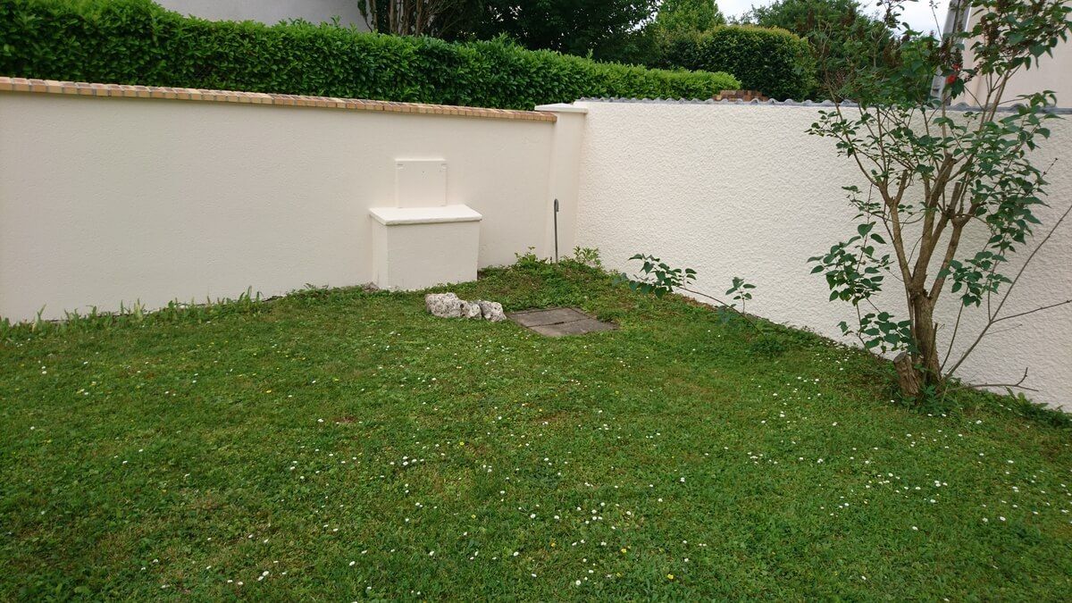 Un muret ravalé en couleur claire