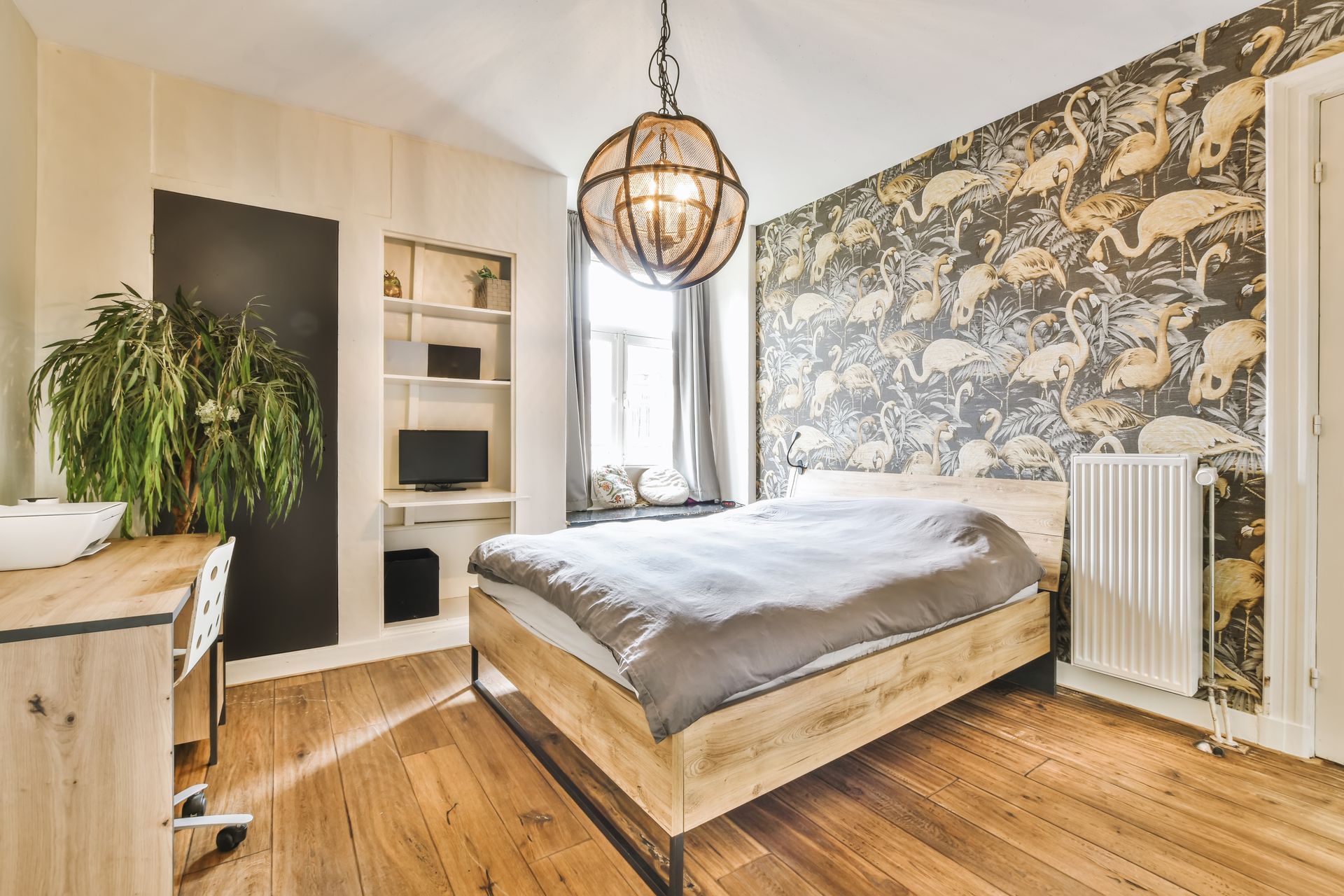 Une chambre avec un pan de mur recouvert d'un papier peint