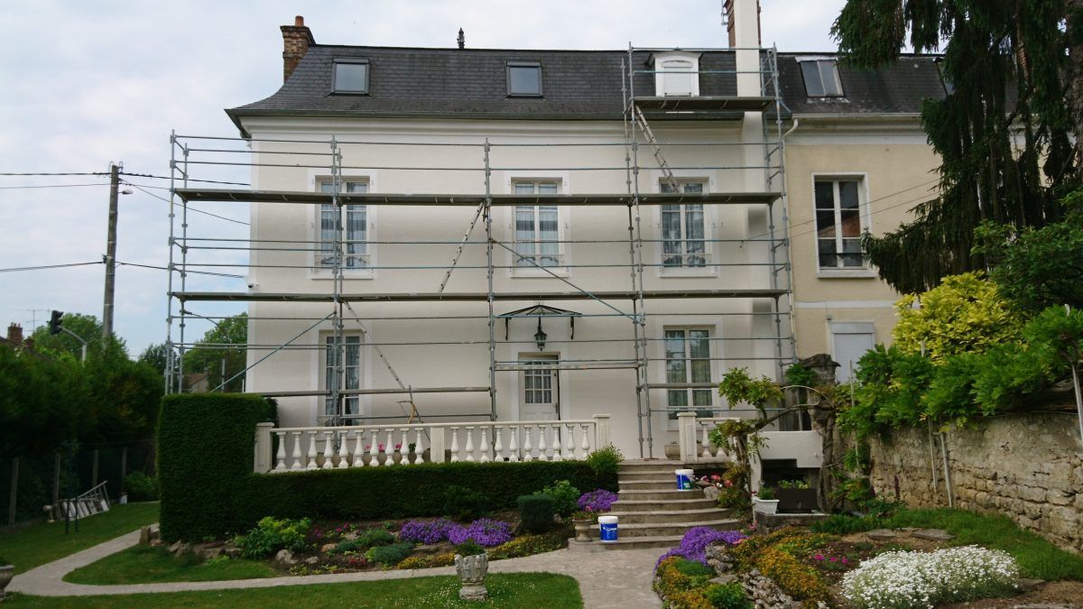 Ravalement de façade d'une maison en cours