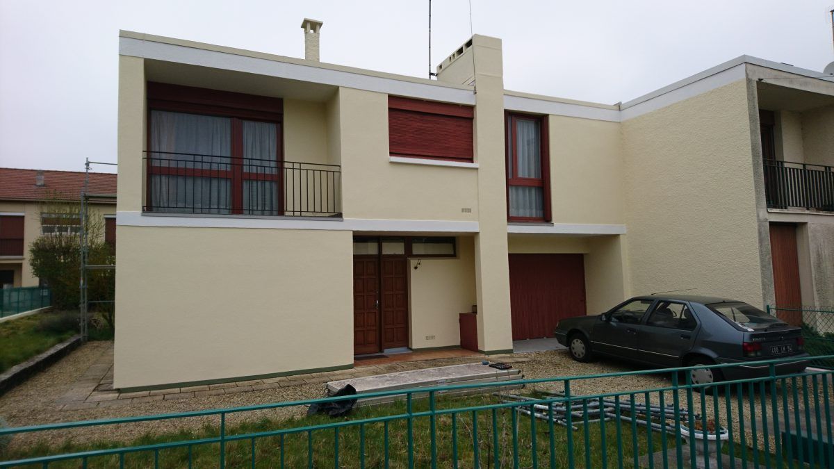 Ravalement de façade d'une maison aux formes rectangulaires