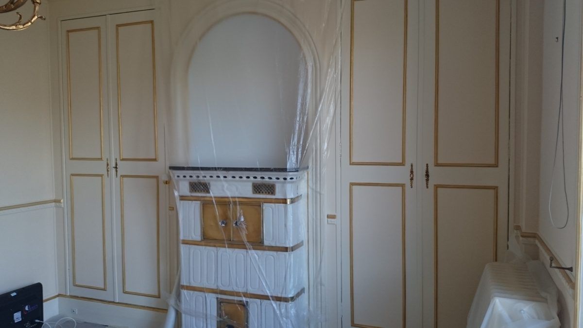 Protection d'un foyer de cheminée pour des travaux de peinture