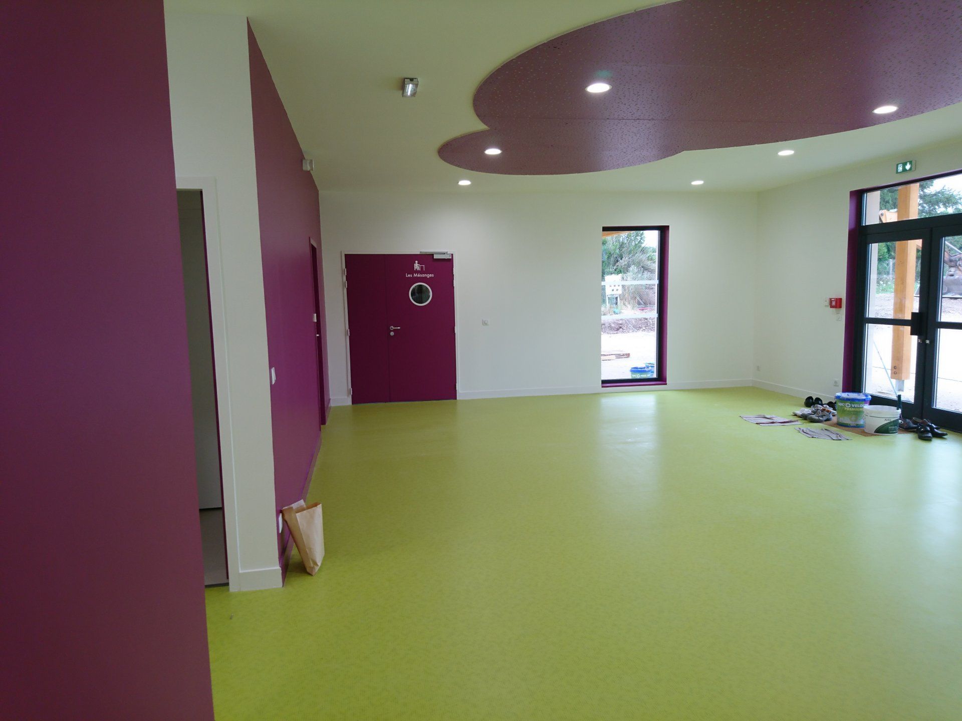 Une pièce peinte en rose, blanc et vert