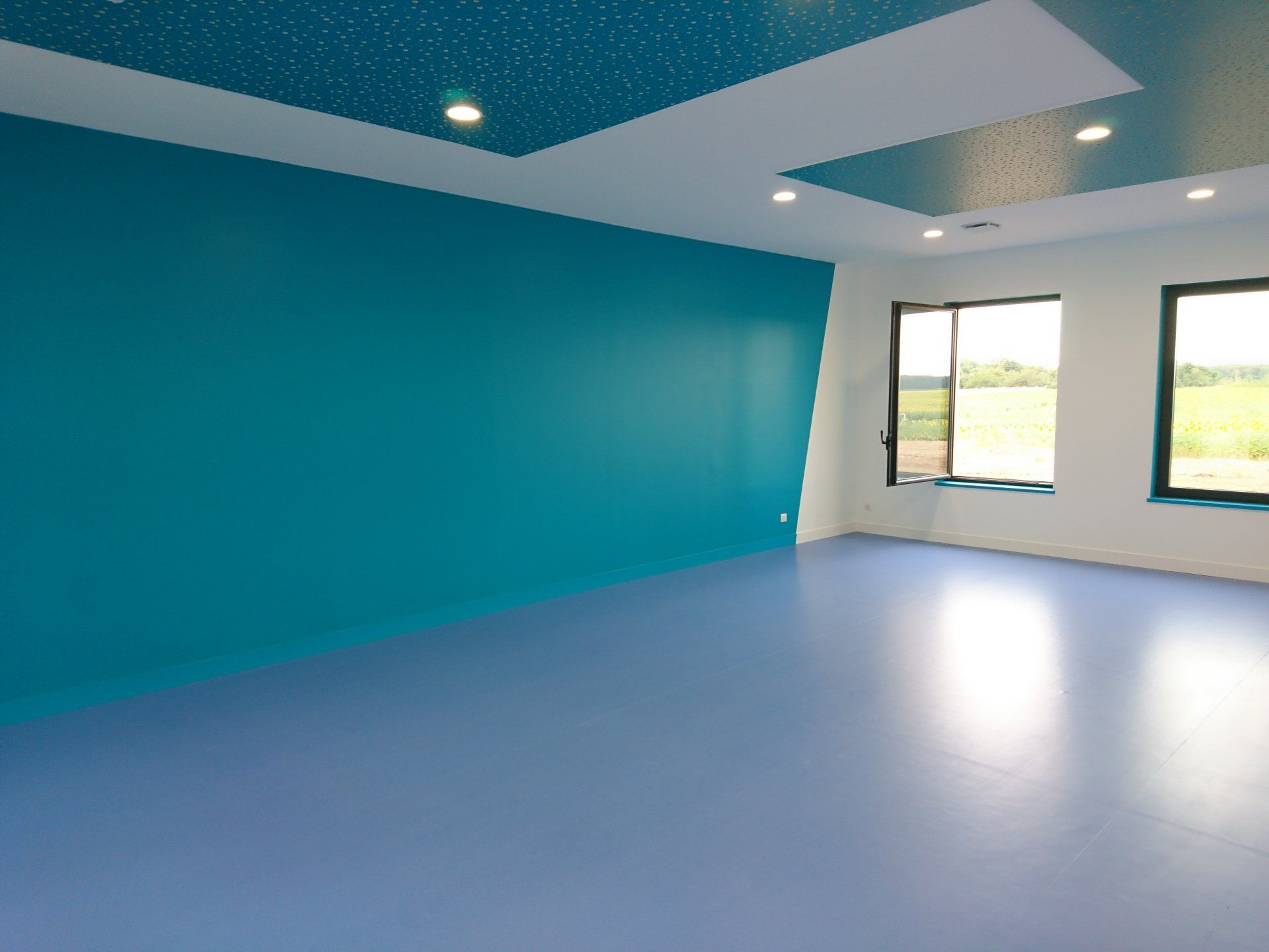 Pièce peinte en bleu