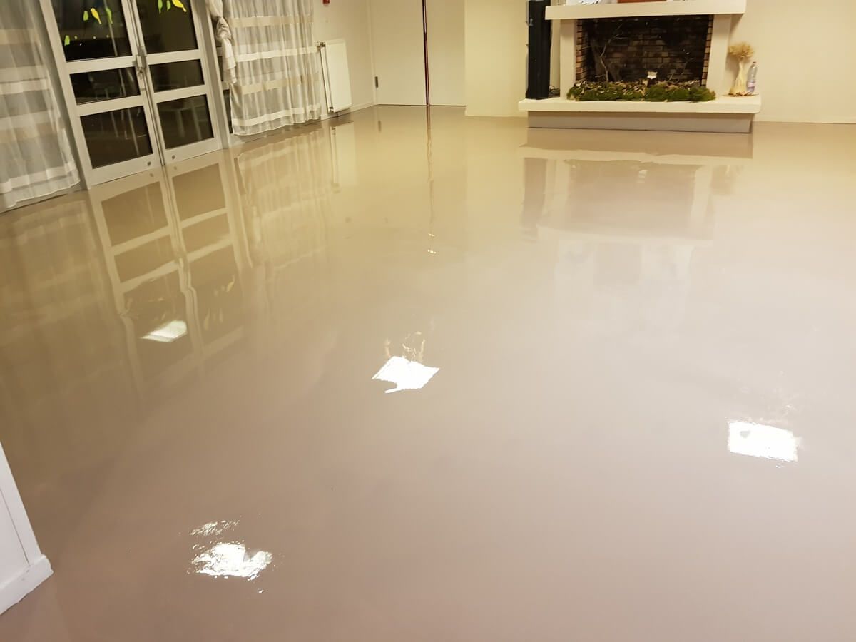 Réfection d'un intérieur avec murs blancs et sol brillant