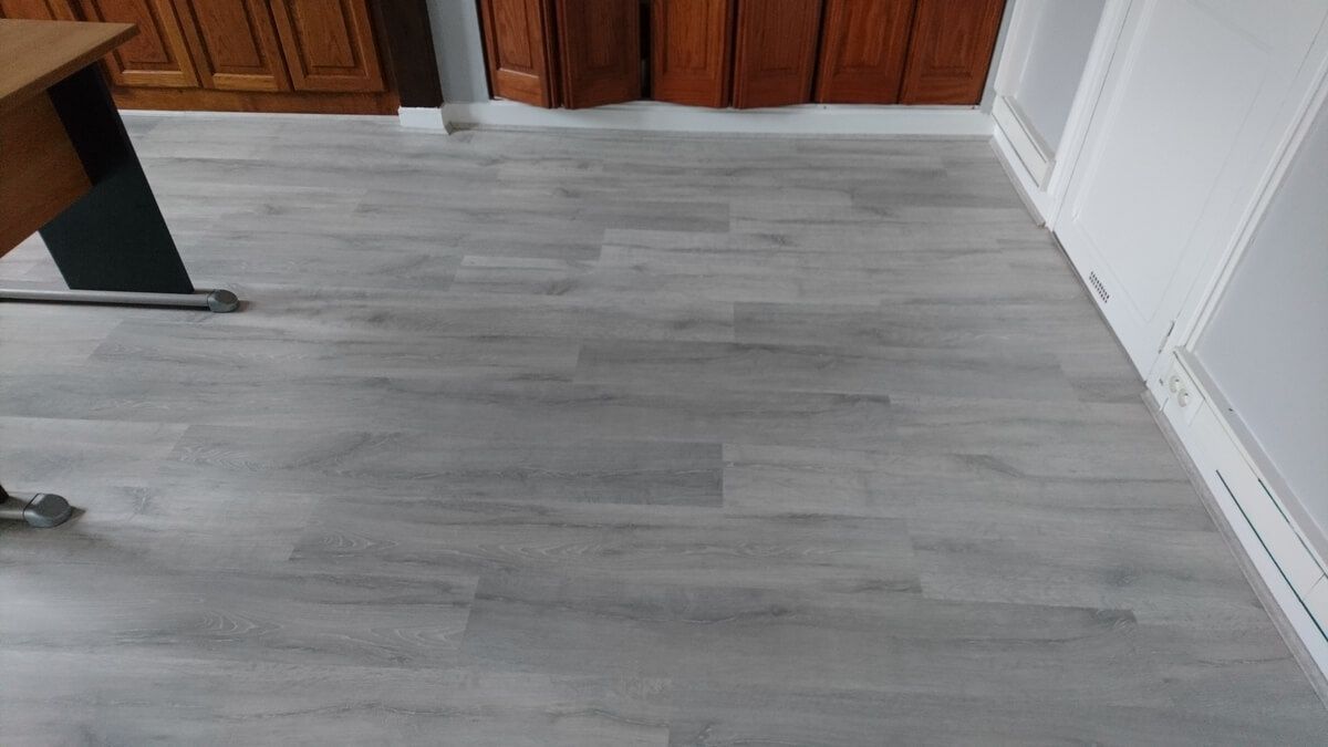 Sol souple imitation parquet gris