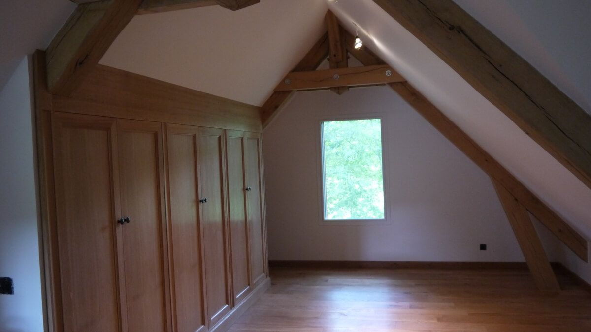 Des combles avec des placards sur les murs