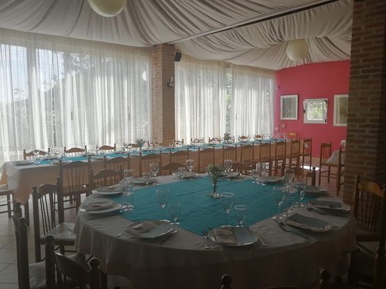Una gran sala con mesas y sillas preparadas para una fiesta.