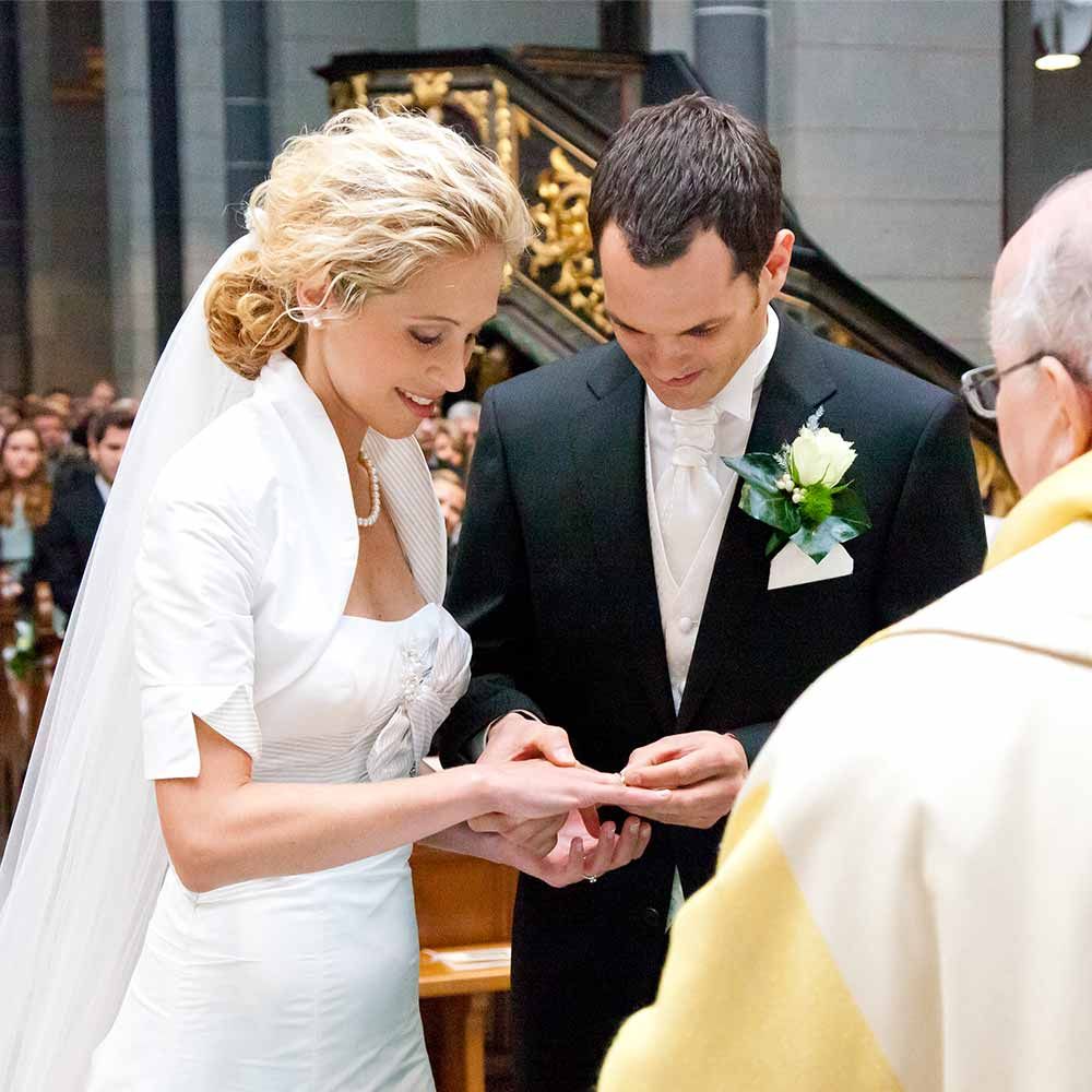 Eine Braut und ein Bräutigam heiraten in einer Kirche
