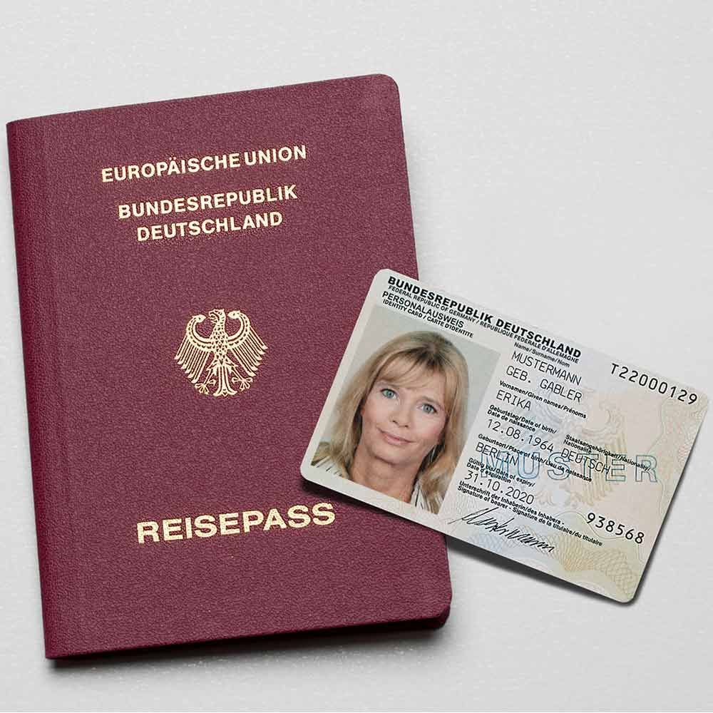 ein Reisepass aus der europäischen union neben einer deutschen id-karte