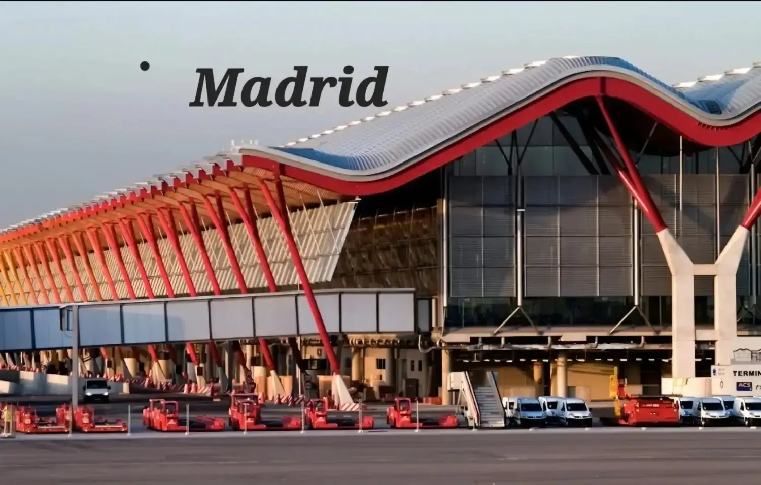 Una persona vestida con traje le entrega una pequeña tarjeta a otro profesional frente a un Tesla negro estacionado.