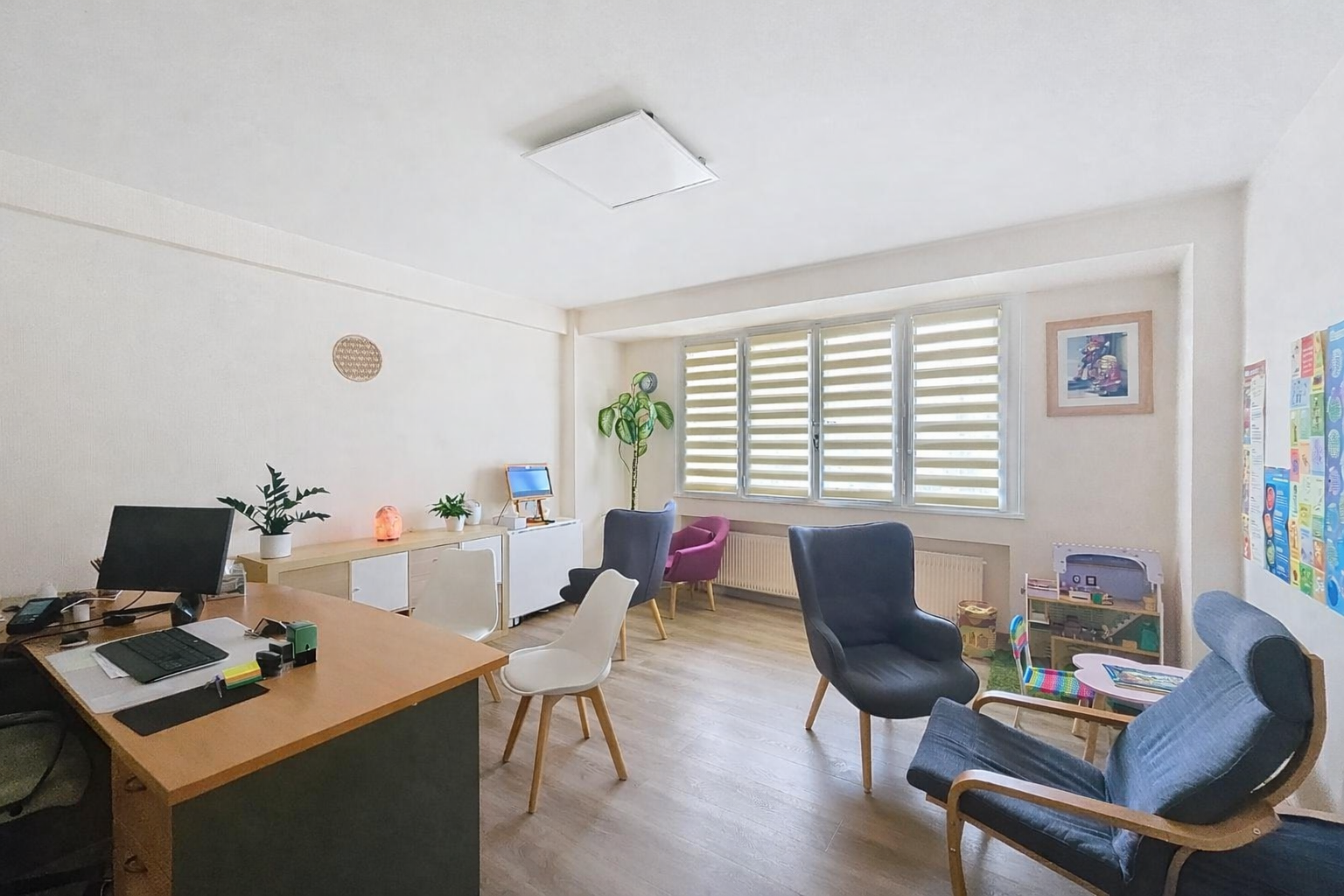 Bureau Bureau et chaises blanches et gris foncé