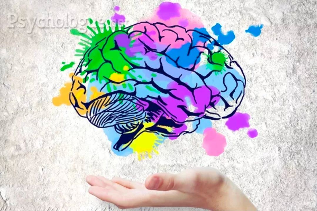 Dessin de cerveau avec des éclaboussures de peinture colorée