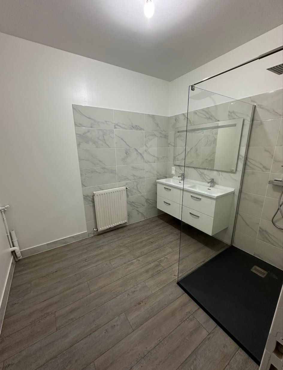 Salle de bains aménagée