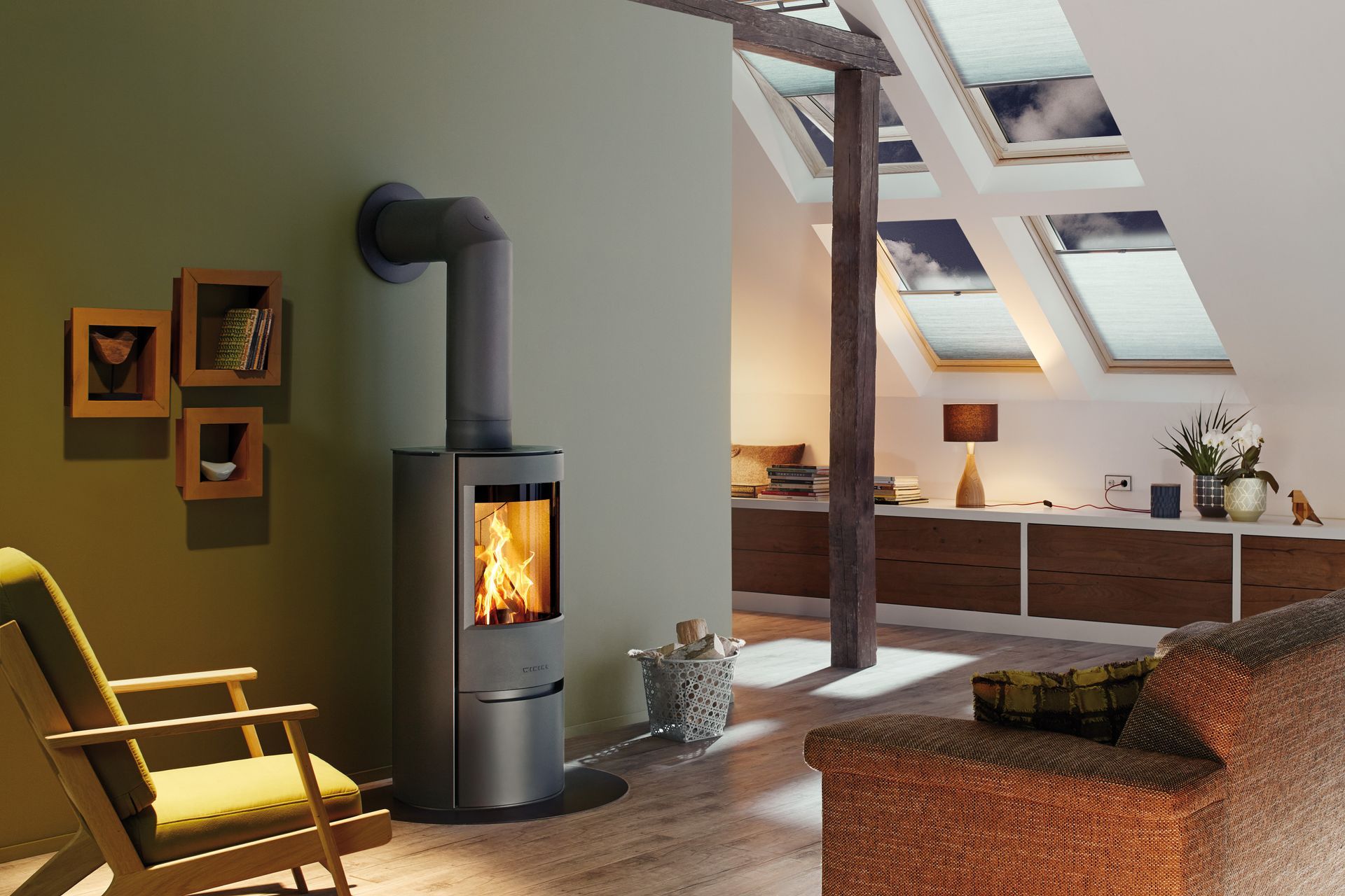 Kachelofen & Kaminbau Frank Hacker – Konzeptdesign eines rechteckigen Kaminofens in einer Betonwand in einem Wohnzimmer