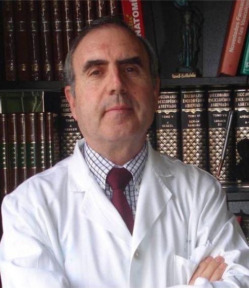 Un médico está escribiendo en un portapapeles con un bolígrafo.