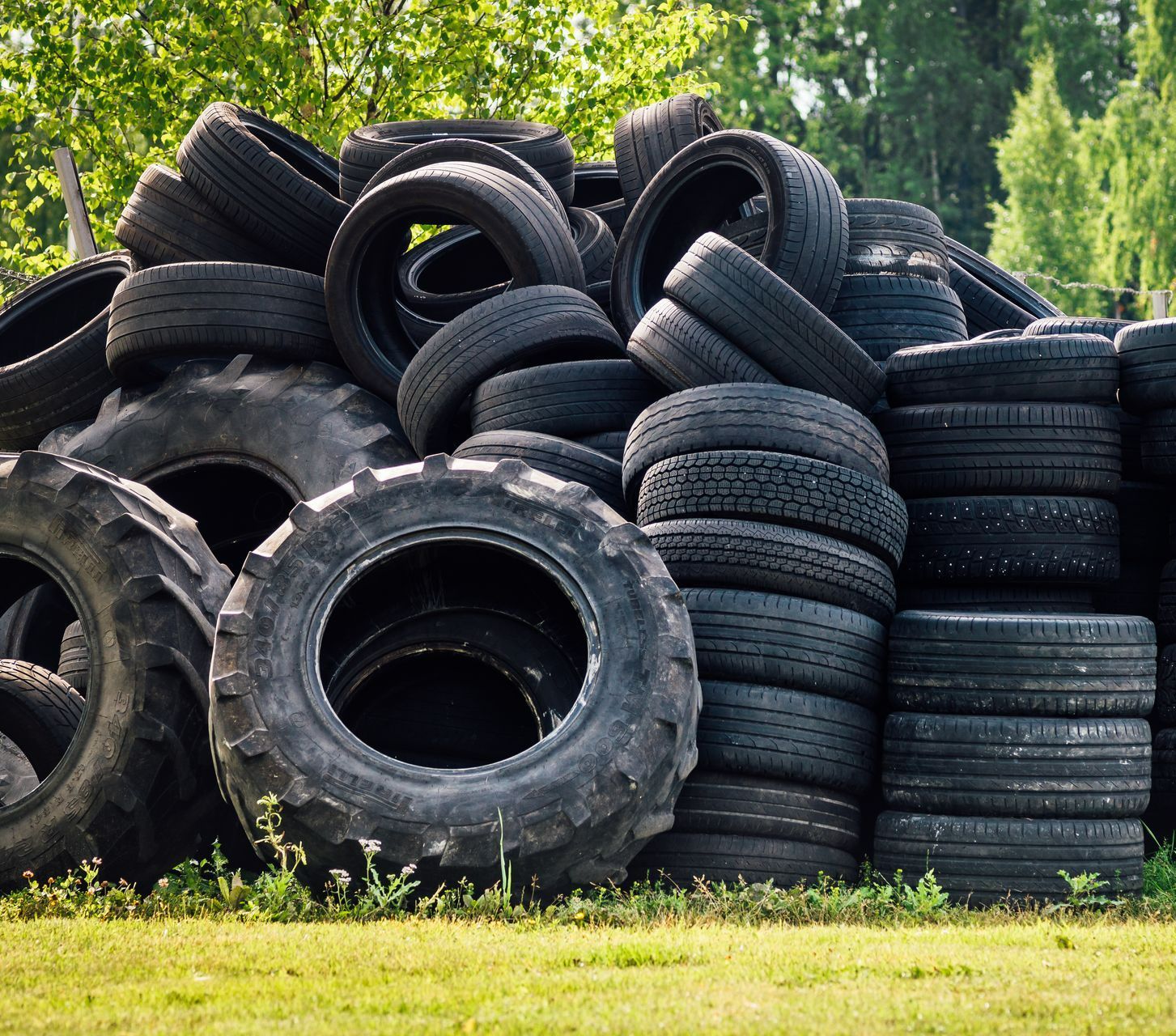 Pile de pneus de toutes tailles