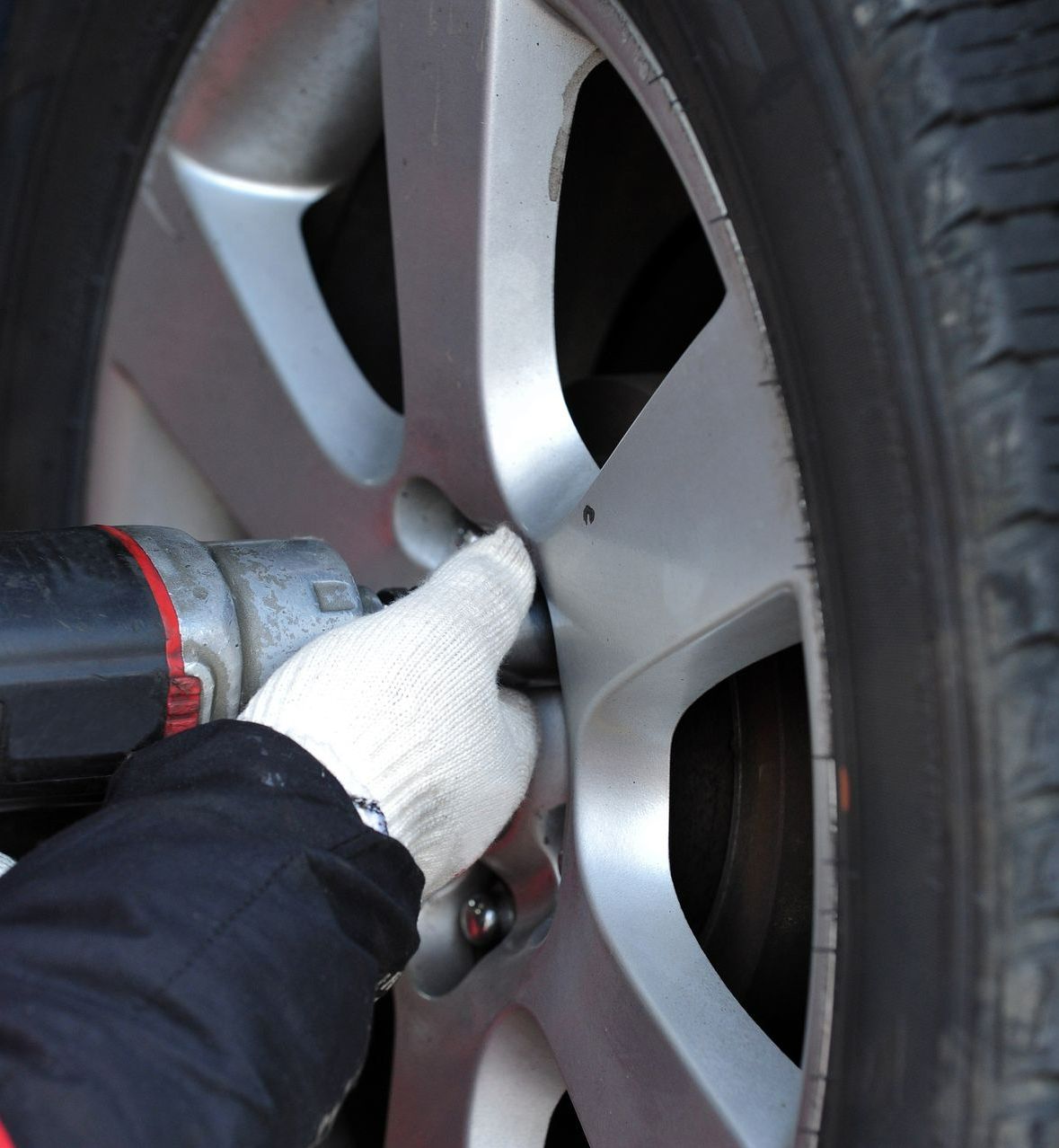 Mains gantées qui fixent une roue