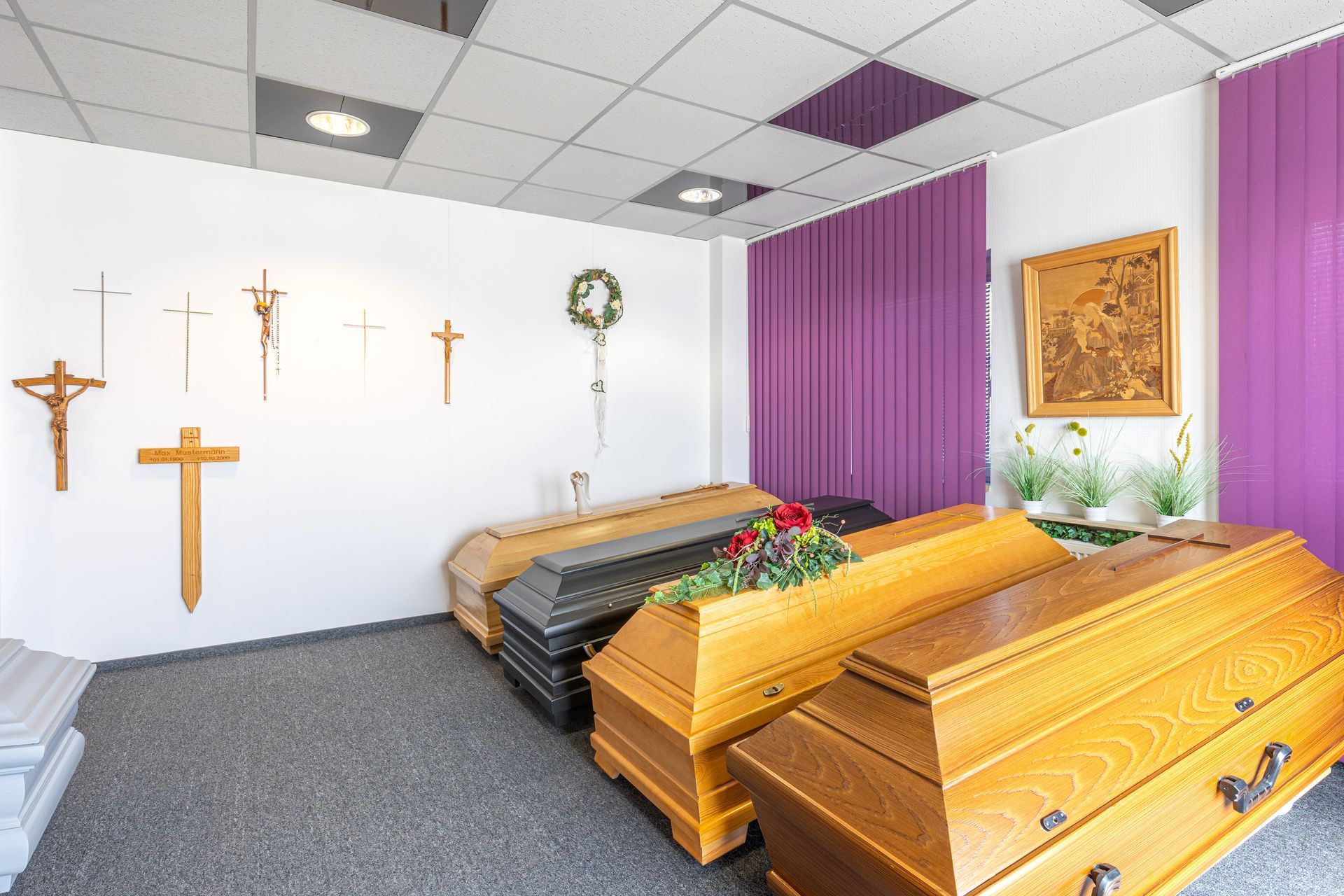 Frau mit Rose am Sarg