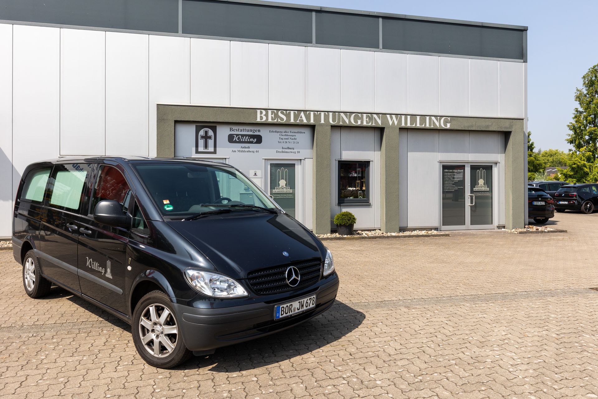 Sarg wird in Auto getragen