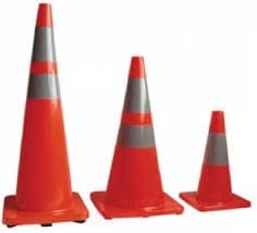 Tres conos de tráfico de color naranja, de distintos tamaños, con bandas plateadas reflectantes.