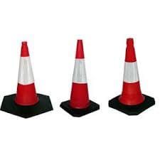 Tres conos de tráfico rojos y blancos sobre bases negras.