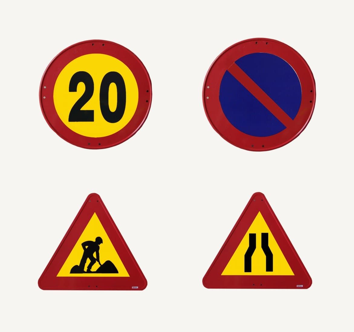 Cuatro señales de tráfico: límite de velocidad 20, no estacionar, obras en la carretera más adelante y carretera estrecha.