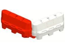 Barreras de tráfico de plástico de color rojo y blanco, en ángulo, sobre fondo blanco.