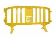 Barrera de plástico amarilla, probablemente para control de tráfico o multitudes.